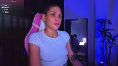 Snapshot of laura_r23 chatting on January 2025 03:51:02 AM Laura Rose online show from January 2025 03:51:02 AM