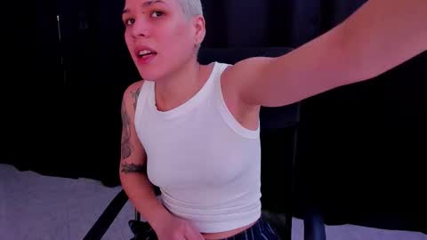 Snapshot of laura_r23 chatting on September 2025 06:08:01 PM Laura Rose online show from September 2025 06:08:01 PM