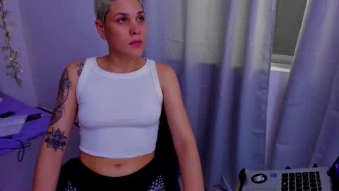 Snapshot of laura_r23 chatting on September 2025 04:03:01 AM Laura Rose online show from September 2025 04:03:01 AM
