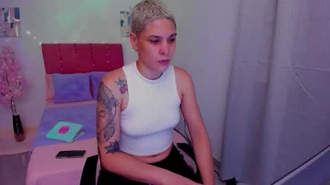 Snapshot of laura_r23 chatting on September 2025 12:45:02 AM Laura Rose online show from September 2025 12:45:02 AM