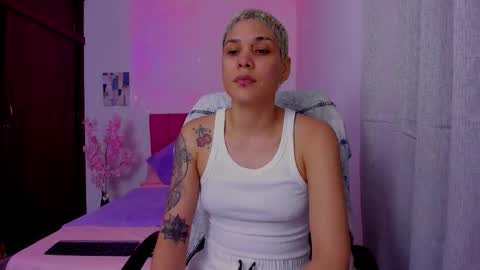 Snapshot of laura_r23 chatting on September 2025 01:33:01 AM Laura Rose online show from September 2025 01:33:01 AM