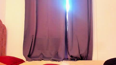 LAURA SOE online show from November 2025 08:00:01 PM