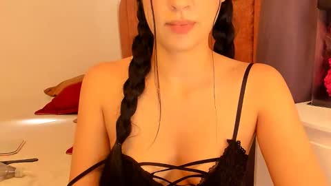 Snapshot of laura_soe chatting on February 2026 07:06:02 PM LAURA SOE online show from February 2026 07:06:02 PM