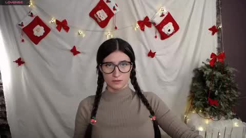 Snapshot of lauradre_ chatting on December 2024 12:01:02 PM Laura online show from December 2024 12:01:02 PM
