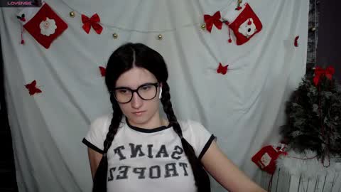 Snapshot of lauradre_ chatting on January 2025 08:45:02 AM Laura online show from January 2025 08:45:02 AM