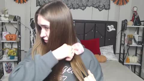 Snapshot of laurahlot chatting on November 2025 07:10:01 PM LauraHlot online show from November 2025 07:10:01 PM