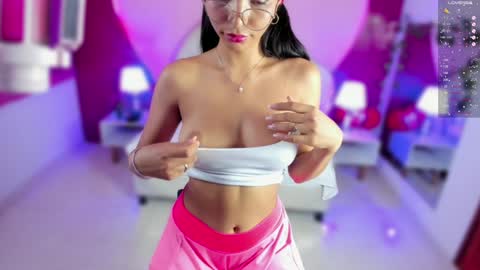 Snapshot of lauramartin1 chatting on January 2025 03:31:01 AM Laura MartinGMT-5 2200-0600 online show from January 2025 03:31:01 AM