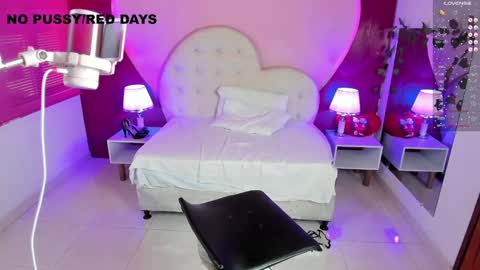 Snapshot of lauramartin1 chatting on February 2025 04:00:02 PM Laura MartinGMT-5 2200-0600 online show from February 2025 04:00:02 PM