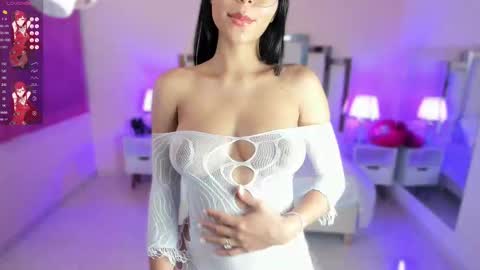 Snapshot of lauramartin1 chatting on September 2025 12:21:01 AM Laura MartinGMT-5 2200-0600 online show from September 2025 12:21:01 AM