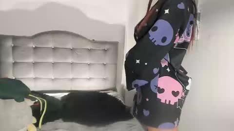 lauraohana online show from December 2024 02:03:02 AM