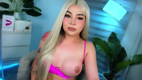 Snapshot of laurasinclair chatting on January 2025 05:36:02 AM Your sweet Laura online show from January 2025 05:36:02 AM