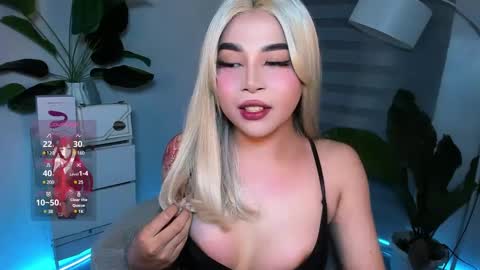 Snapshot of laurasinclair chatting on March 2025 10:55:01 AM Your sweet Laura online show from March 2025 10:55:01 AM