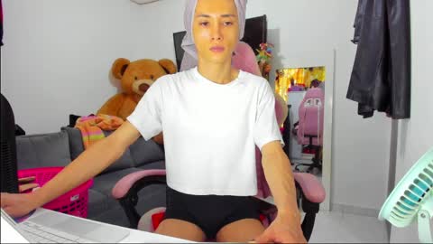 Snapshot of laurencesophiets chatting on April 2026 08:43:02 PM SF online show from April 2026 08:43:02 PM