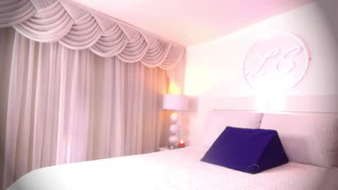 Lauren Saenz online show from January 2025 12:06:02 PM