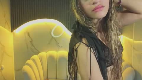 Laurita  online show from November 2025 04:40:02 PM