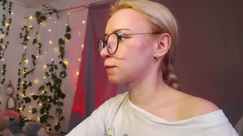 Snapshot of lavinell chatting on March 2026 10:48:01 AM Mia online show from March 2026 10:48:01 AM