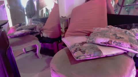 Laye19 online show from January 2025 05:23:02 PM