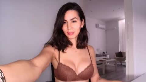 Layla online show from April 2026 04:16:01 PM