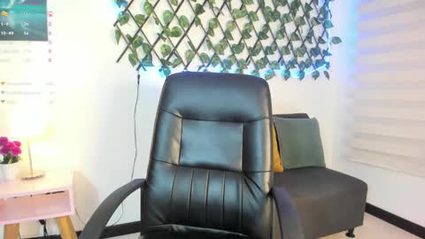 Snapshot of lea_velle chatting on January 2025 03:53:02 AM Lea Velle online show from January 2025 03:53:02 AM