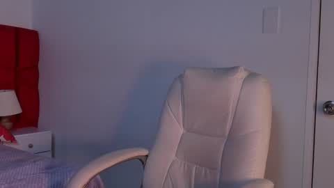 Snapshot of lea_velle chatting on December 2025 06:44:02 AM Lea Velle online show from December 2025 06:44:02 AM