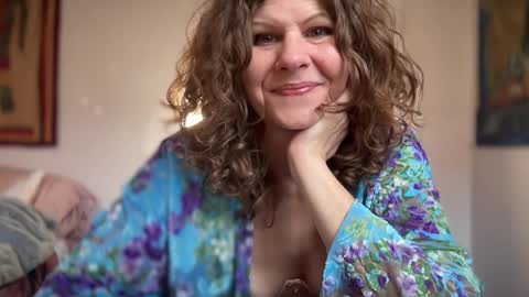 Snapshot of leahsparkles chatting on December 2024 02:11:01 PM Leah Sparkles online show from December 2024 02:11:01 PM