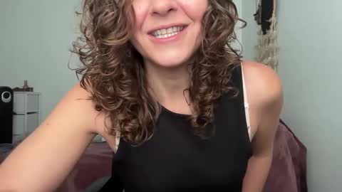 Snapshot of leahsparkles chatting on September 2025 01:01:01 PM Leah Sparkles online show from September 2025 01:01:01 PM