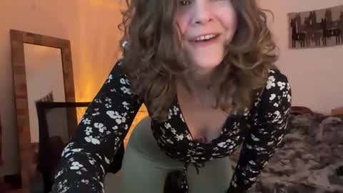 Snapshot of leahsparkles chatting on October 2025 08:11:02 PM Leah Sparkles online show from October 2025 08:11:02 PM