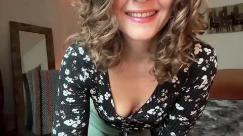 Snapshot of leahsparkles chatting on November 2025 04:31:02 PM Leah Sparkles online show from November 2025 04:31:02 PM