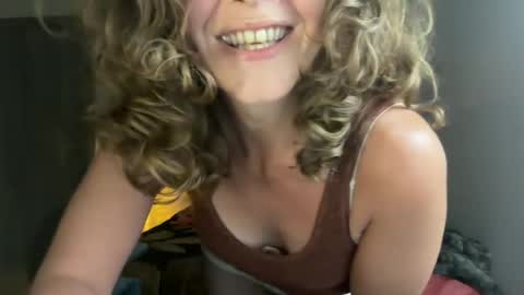 Snapshot of leahsparkles chatting on July 2026 04:28:02 AM Leah Sparkles online show from July 2026 04:28:02 AM