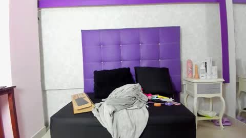 leamoreau__ online show from November 2025 11:41:01 AM