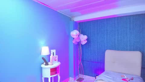 leamoreau__ online show from December 2025 12:12:01 PM