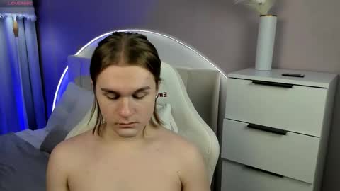 Leanu online show from November 2025 08:28:01 AM