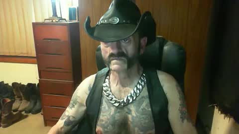 Snapshot of leathergreaser chatting on April 2026 08:19:01 AM leathergreaser online show from April 2026 08:19:01 AM