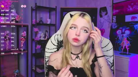 Leila online show from November 2025 04:03:01 PM