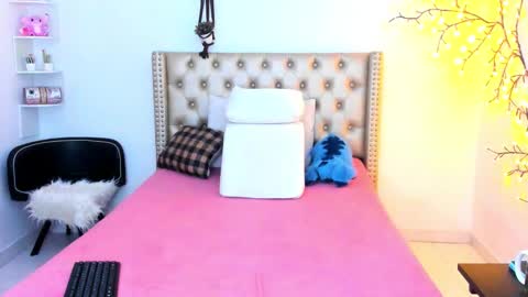 Lena  online show from November 2025 01:14:02 PM