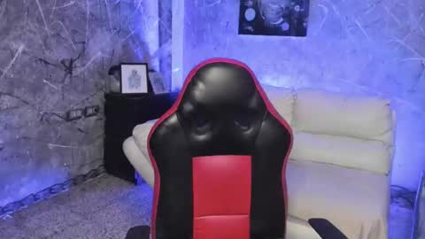 Leo independent model online show from November 2025 11:46:01 PM