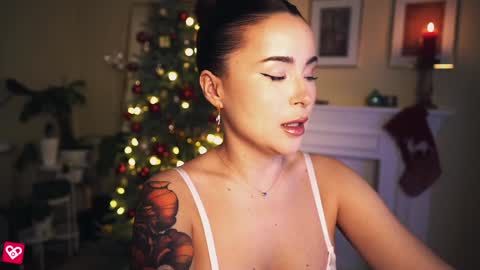 Snapshot of leonamell chatting on December 2024 12:19:01 AM Leo online show from December 2024 12:19:01 AM