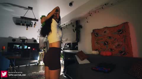 Snapshot of leonamell chatting on September 2025 10:25:01 PM Leo online show from September 2025 10:25:01 PM