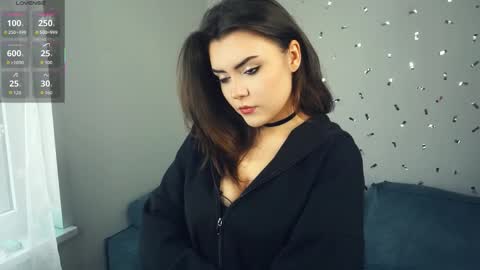 Mia online show from September 2025 07:43:01 AM