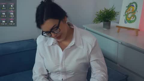 Mia online show from October 2025 08:27:02 AM