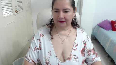 leonela   online show from April 2026 01:00:02 AM