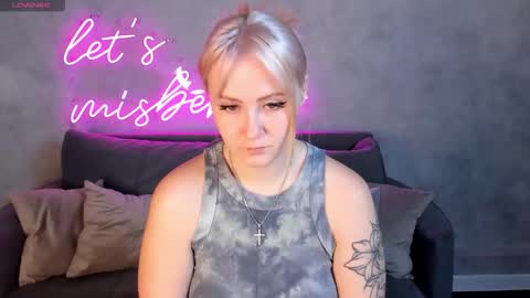 Snapshot of leslie_bell chatting on September 2025 01:49:01 AM Joyce online show from September 2025 01:49:01 AM