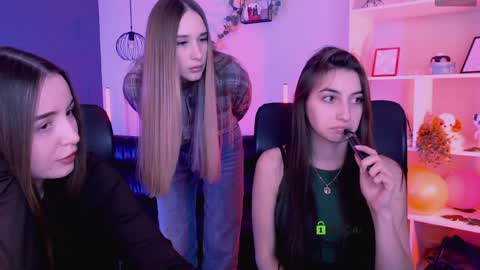 leslie_bird online show from April 2026 09:10:01 AM