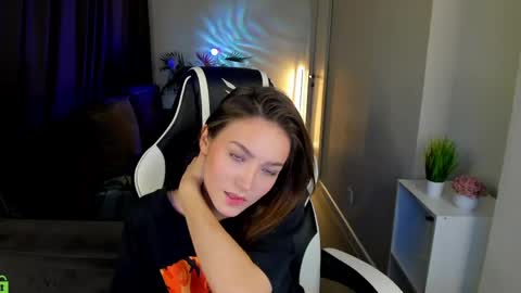 Snapshot of leslie_scottt chatting on April 2026 01:25:02 AM Leslie online show from April 2026 01:25:02 AM