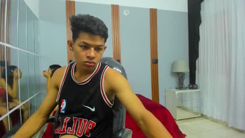 Snapshot of leslieanddrako chatting on February 2025 10:31:02 PM L E S L E Y AND D R A K O online show from February 2025 10:31:02 PM