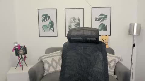 Lesly  online show from February 2025 08:07:02 PM