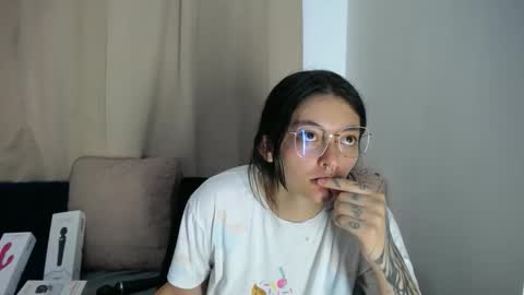 Snapshot of lessliee chatting on April 2026 08:15:02 AM lessliee online show from April 2026 08:15:02 AM