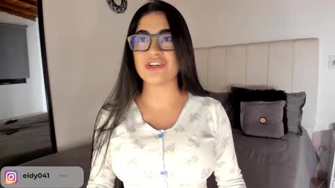 Leticia online show from October 2025 02:01:02 AM