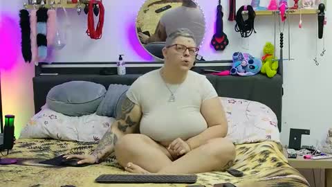 Snapshot of lexi2810 chatting on December 2025 07:03:02 AM Lexi und Lex online show from December 2025 07:03:02 AM