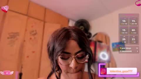 Snapshot of lia_daniiels01 chatting on February 2025 01:19:01 AM V A L online show from February 2025 01:19:01 AM